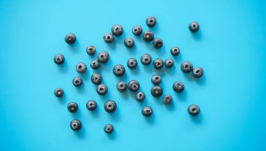 Birçok küçük mavi toptan yapılmış yaratıcı göz..