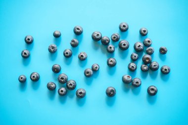 Mavi arka planda farklı lensler olan gözler.