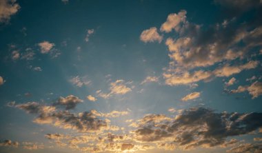 Güzel gün batımı gökyüzü ve bulutlar