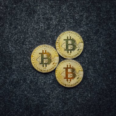 Koyu ahşap yüzeyde altın bitmadeni paralar. şifreleme para birimi.