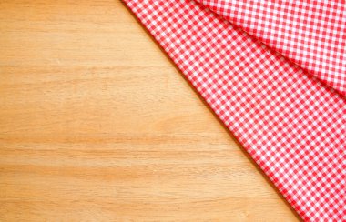 Peçeteyi masaya koy..