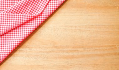 beyaz ahşap arkaplanda kırmızı kareli masa örtüsü