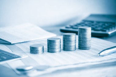 madeni paralar ve hesap makinesi ile mali muhasebe kavramı