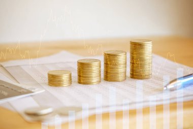 Bozuk paralar ve hesap makinesi masada. iş kavramı