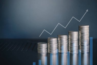 Koyu ahşap yüzeyde altın bitmadeni paralar. şifreleme para birimi.