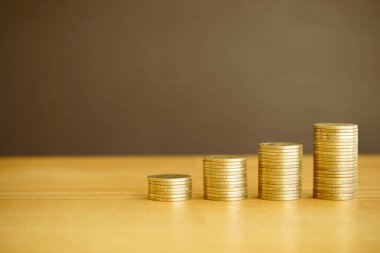 Ahşap arka planda bir yığın bozuk para. iş kavramı