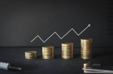 Koyu ahşap yüzeyde altın bitmadeni paralar. şifreleme para birimi.