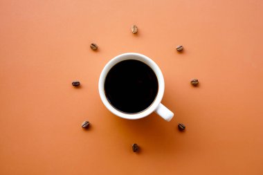 kahve çekirdekleri ile beyaz fincan sade kahve  