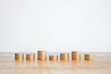 Tahta masanın üzerinde para yığını.