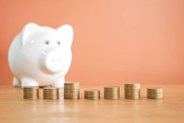 Para ve kumbara beyaz masada, finans konsepti