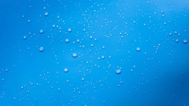 Mavi Arkaplanda Su Damlaları