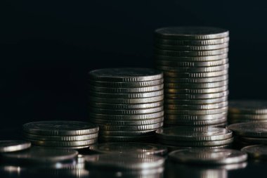 Bozuk paralar ve para kopyalama alanı olan siyah arkaplanda.