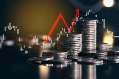 Kara zemin üzerinde ok olan bozuk para yığını, finans sektörü konsepti, borsa, trend fikri, eğilim fikri, eğilim fikri, ticaret