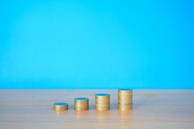 Mavi bardaktaki bozuk paralar