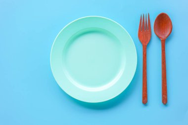 Çatallı tabak, bıçak ve renkli tabak.