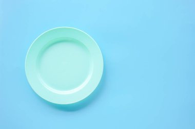 Renk arkaplanında boş beyaz tabak