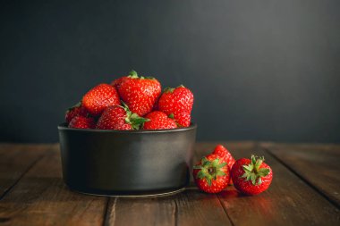 Bir kasede taze çilek