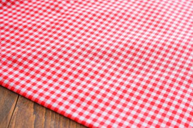 Damalı peçete, kırmızı kareli arkaplan