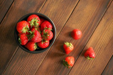 Eski ahşap tabakta çilek.