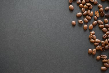 Kahverengi arkaplanda kahve çekirdekleri