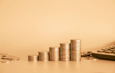 Para ve hesap makinesi yığını