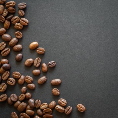 kahve çekirdekleri ahşap bir masada