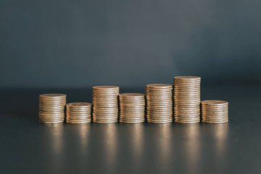 Masaya para yığını, tasarruf kavramı.