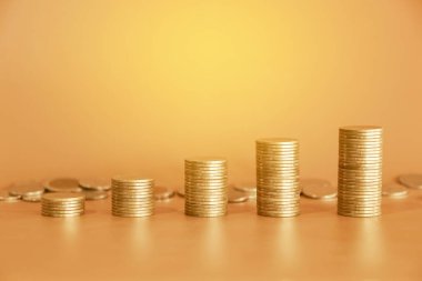 Beyaz arka planda bir yığın altın sikkeler, tasarruf, iş ve yatırım konsepti, kopyalama alanı