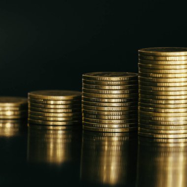 Bozuk paralar siyah arkaplan, finans konsepti.