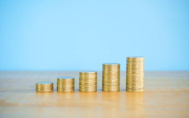 Grafikle istiflenmiş altın sikkeler