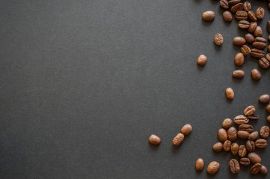 koyu arka plan üzerine kavrulmuş kahve çekirdeği.