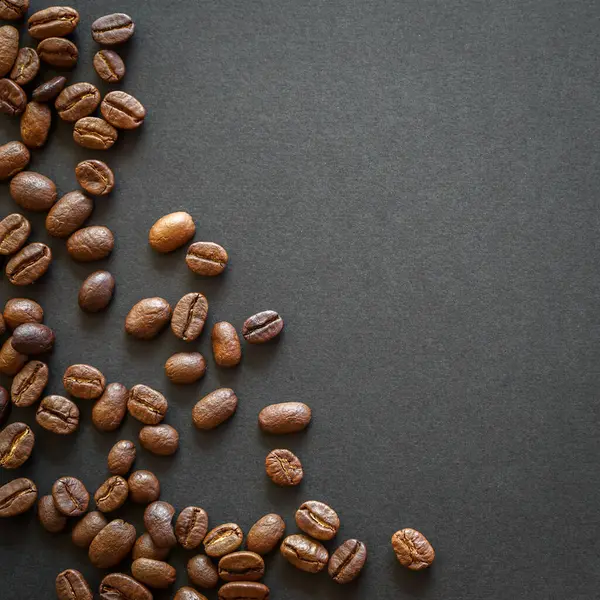 kahve çekirdekleri ahşap bir masada