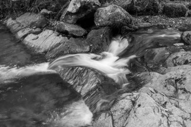 Somerset 'teki Horner Ormanı' ndan akan Horner Nehri 'ndeki şelaleye uzun süre maruz kalmış.