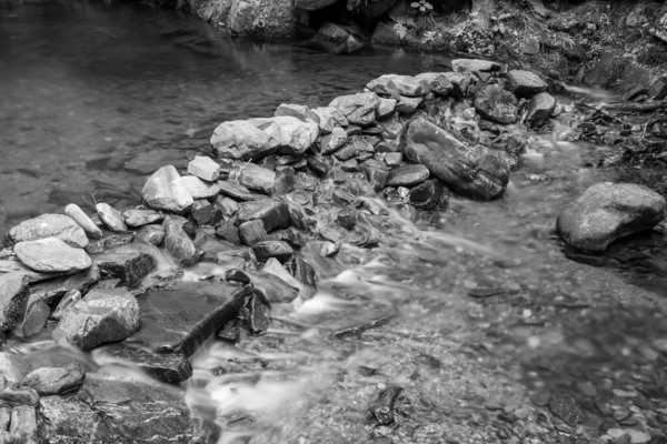 Larga Exposición Una Cascada Que Fluye Sobre Una Presa Río — Foto de Stock