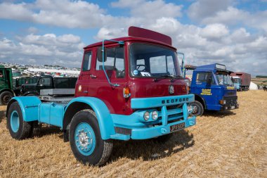 Tarrant Hinton. Dorset. Birleşik Krallık. 25 Ağustos 2022. 1967 'den kalma Bedford TK kamyoneti Büyük Dorset Buhar Fuarı' nda sergileniyor.