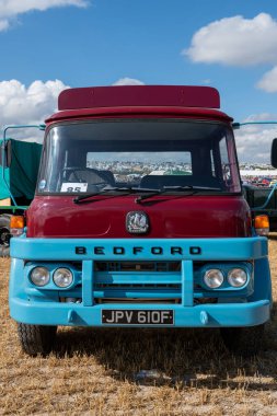 Tarrant Hinton. Dorset. Birleşik Krallık. 25 Ağustos 2022. 1967 'den kalma Bedford TK kamyoneti Büyük Dorset Buhar Fuarı' nda sergileniyor.