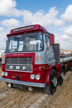 Tarrant Hinton. Dorset. Birleşik Krallık. 25 Ağustos 2022 1972 'de restore edilen ERF LV kamyonet Büyük Dorset Buhar Fuarı' nda sergileniyor.