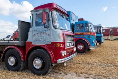 Tarrant Hinton. Dorset. Birleşik Krallık. 25 Ağustos 2022 1972 'de restore edilen ERF LV kamyonet Büyük Dorset Buhar Fuarı' nda sergileniyor.