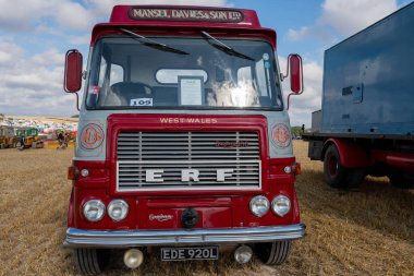 Tarrant Hinton. Dorset. Birleşik Krallık. 25 Ağustos 2022 1972 'de restore edilen ERF LV kamyonet Büyük Dorset Buhar Fuarı' nda sergileniyor.