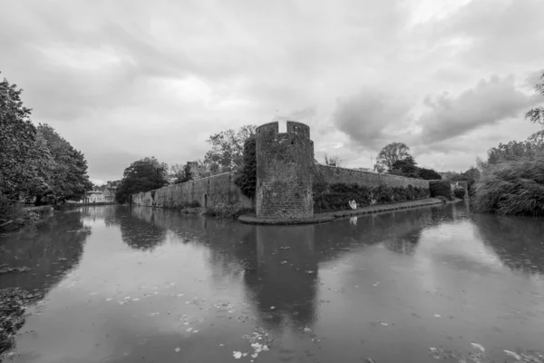 stock image Black and white photo of the moat and boundary wall around the Bishops palace in Wells in Somerset