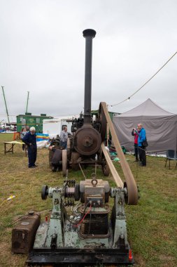 Tarrant Hinton. Dorset. Birleşik Krallık. 25 Ağustos 2022. Ruston ve Hornsby taşınabilir buhar makinesi Great Dorset Buhar Fuarı 'nda elektrikli motor kullanmak için kullanılıyor.