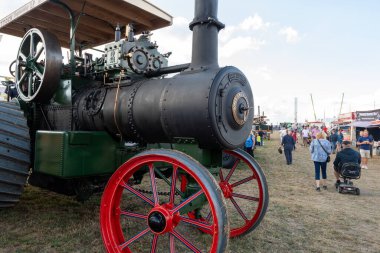 Tarrant Hinton. Dorset. Birleşik Krallık. 25 Ağustos 2022 Restore edilmiş Fidye Sims ve Jefferies çekici motoru Büyük Dorset Buhar Fuarı 'nda sergileniyor.