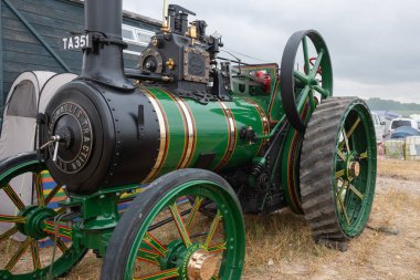 Tarrant Hinton. Dorset. Birleşik Krallık. 25 Ağustos 2022 'de restore edilen Wallis ve Steevens çekici motoru Büyük Dorset Buhar Fuarı' nda sergileniyor.