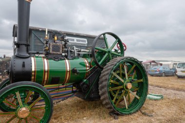 Tarrant Hinton. Dorset. Birleşik Krallık. 25 Ağustos 2022 'de restore edilen Wallis ve Steevens çekici motoru Büyük Dorset Buhar Fuarı' nda sergileniyor.