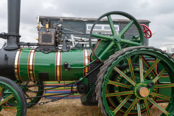 Tarrant Hinton. Dorset. Birleşik Krallık. 25 Ağustos 2022 'de restore edilen Wallis ve Steevens çekici motoru Büyük Dorset Buhar Fuarı' nda sergileniyor.