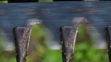 Hareketli bıçaklarla eski moda bir çit biçme makinesini kapatın.