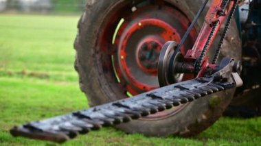 Hareketli bıçaklarla eski moda bir çit biçme makinesini kapatın.