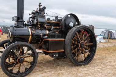 Tarrant Hinton. Dorset. Birleşik Krallık. 25 Ağustos 2022. 1920 'den kalma restore edilmiş Fowler çekici motoru Büyük Dorset Buhar Fuarı' nda sergileniyor.