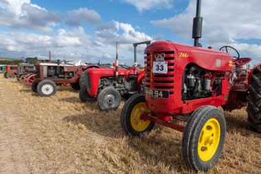 Tarrant Hinton. Dorset. Birleşik Krallık. 25 Ağustos 2022. Massey Harris 744 Büyük Dorset Buhar Fuarı 'nda sergileniyor.