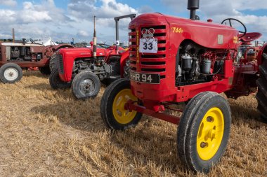 Tarrant Hinton. Dorset. Birleşik Krallık. 25 Ağustos 2022. Massey Harris 744 Büyük Dorset Buhar Fuarı 'nda sergileniyor.